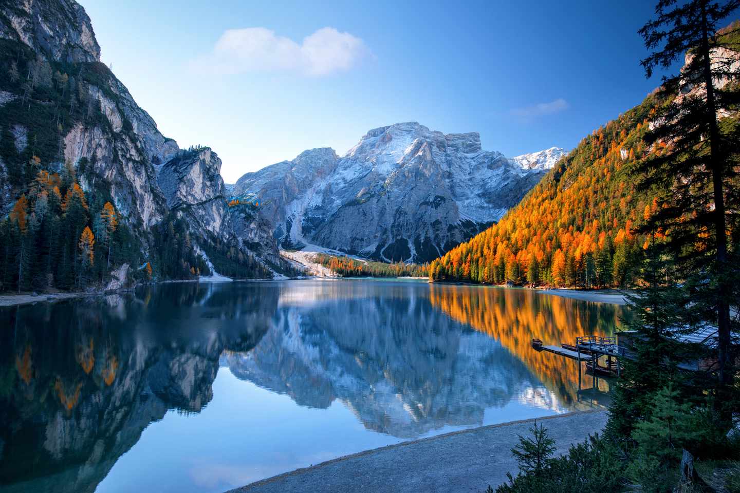 alpen-blick-auf-einen-see-in-berglandschaft-g-941298822.jpg