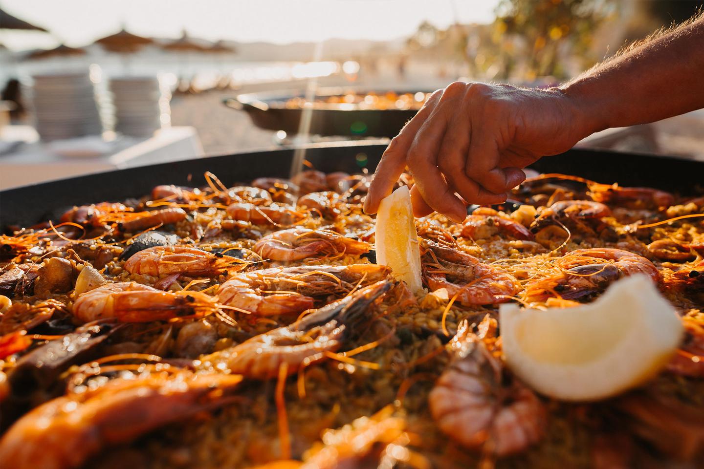 spanien-mallorca-palma-de-mallorca-straende-nahaufnahme-gekochte-paella-am-strand-g-1269367119.jpg