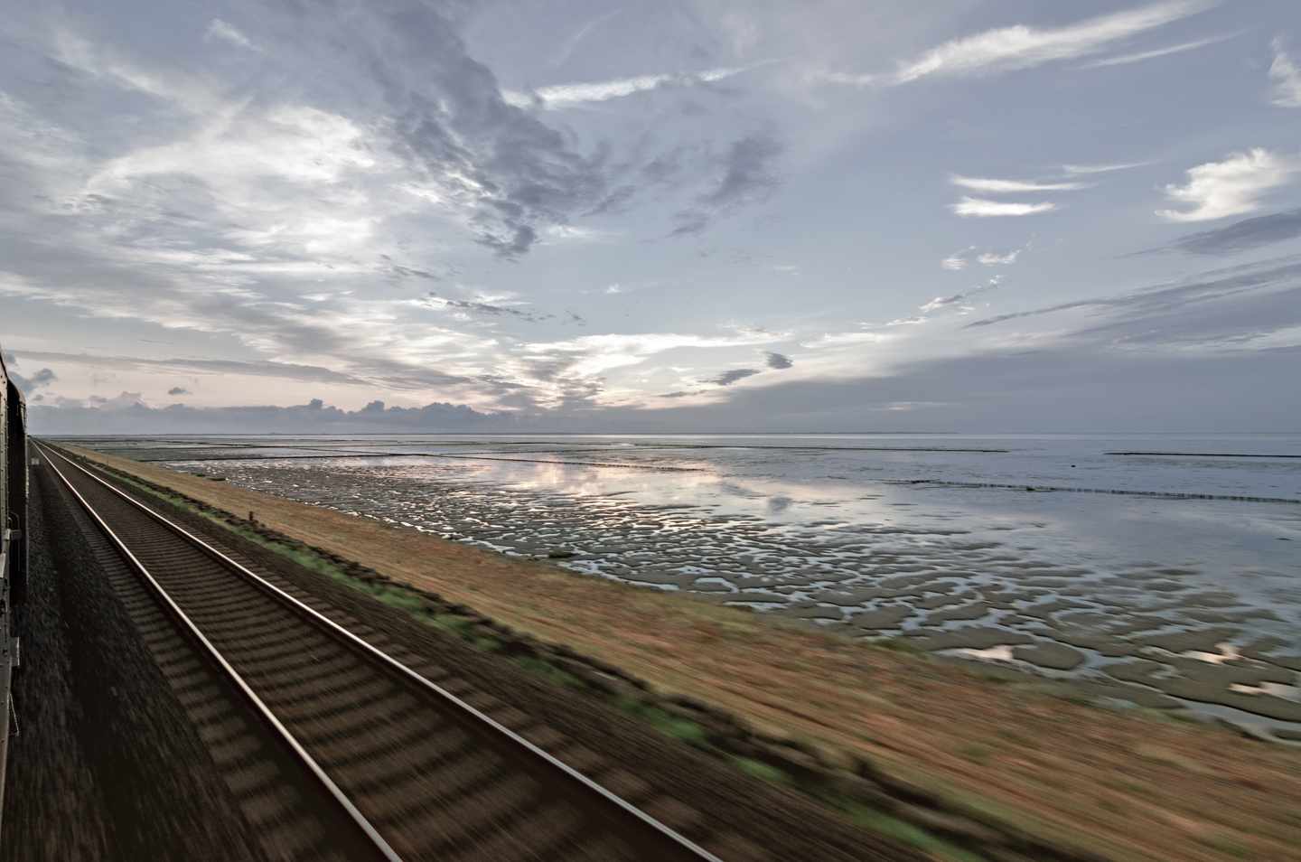 deutschland-schleswig-holstein-sylt-hindenburgdamm-zugfahrt-g-1010896368.jpg