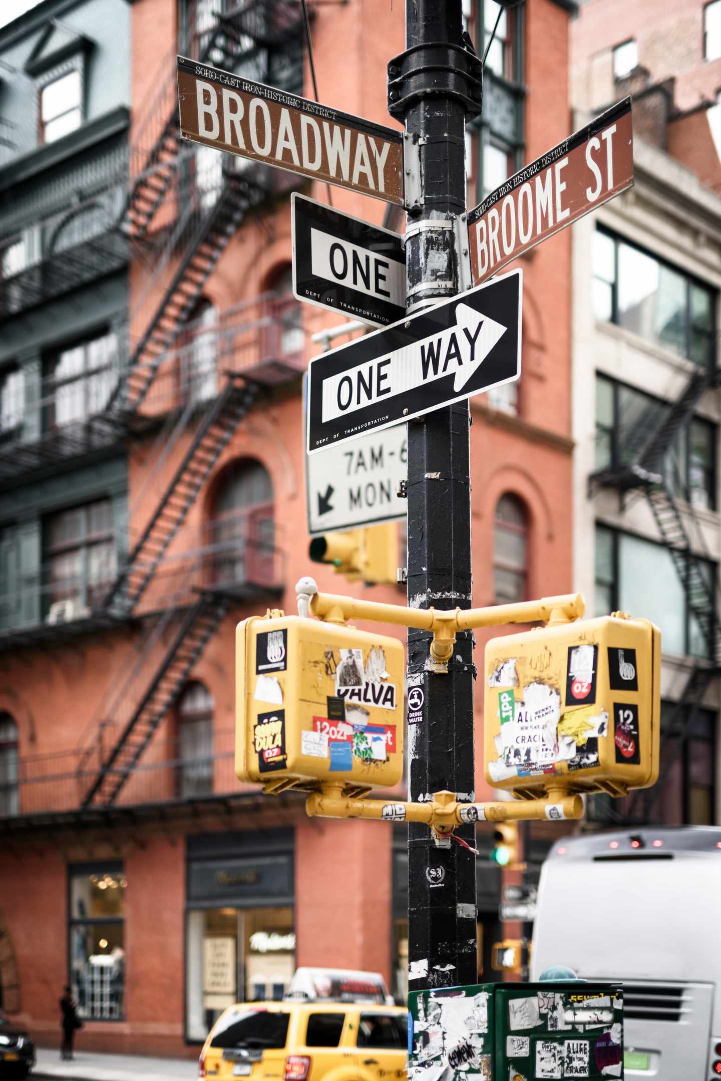 GettyImages-594376985.jpg Straßenschild an einer Kreuzung in Manhattan
