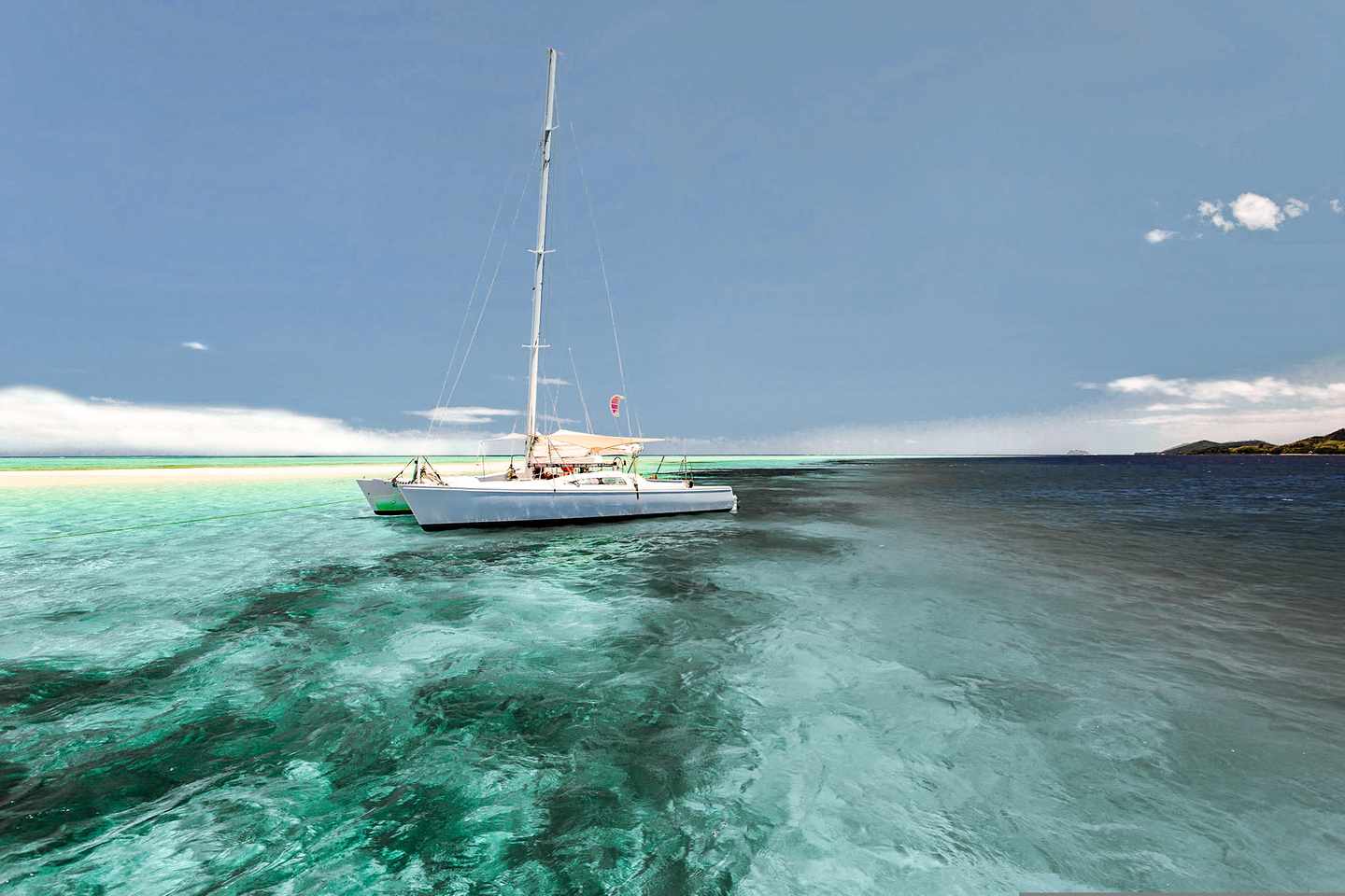 malediven-segeln-und-katamaran-weisser-katamaran-auf-flachem-tropischem-wasser-g-491940114-NEU.jpg
