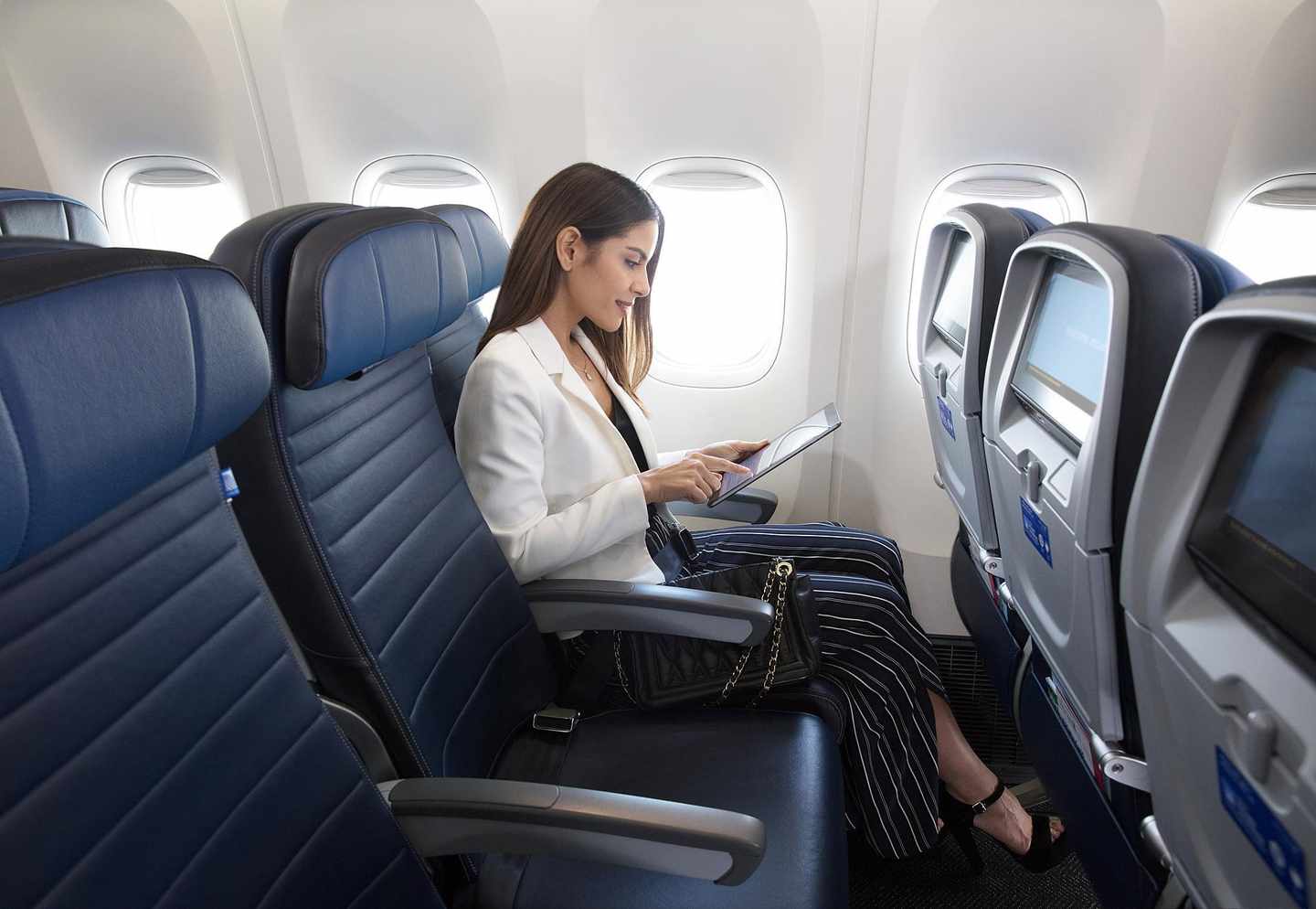 blta1bf768af78cd02a-United_Airlines_Eco_Plus_bis_zu_15cm_Sitzabstand.jpg United Airlines: Economy Plus Sitzabstand