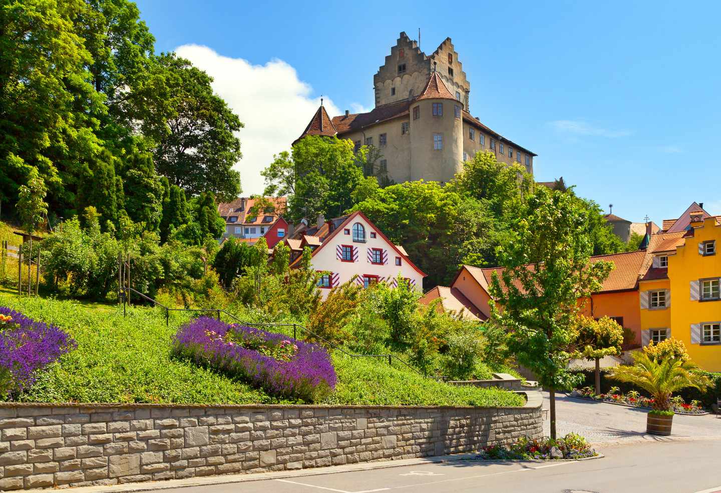 bodensee-meersburg-stadtbild-klein-g-462909621.jpg