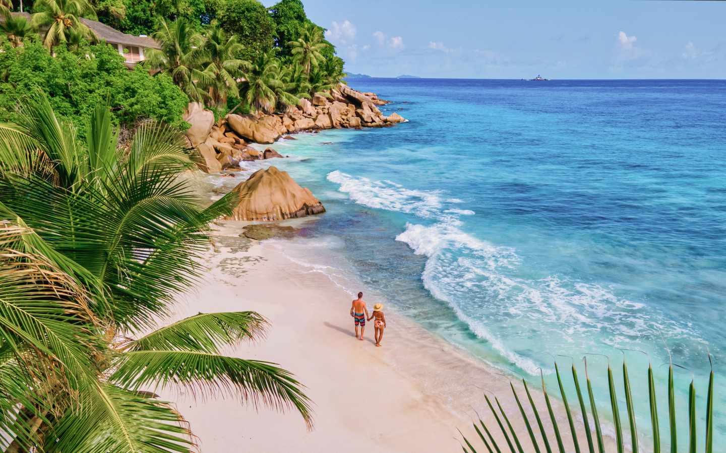 seychellen-la-digue-anse-patates-strand-paar-spaziergang-g-1533717940.jpg