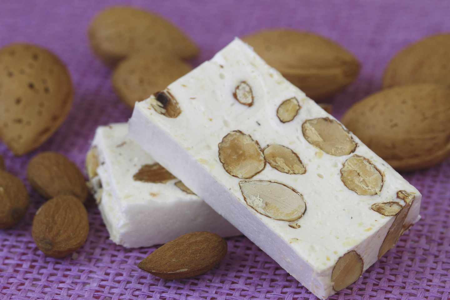 Turron-Weisser-Nougat_463331641.jpg