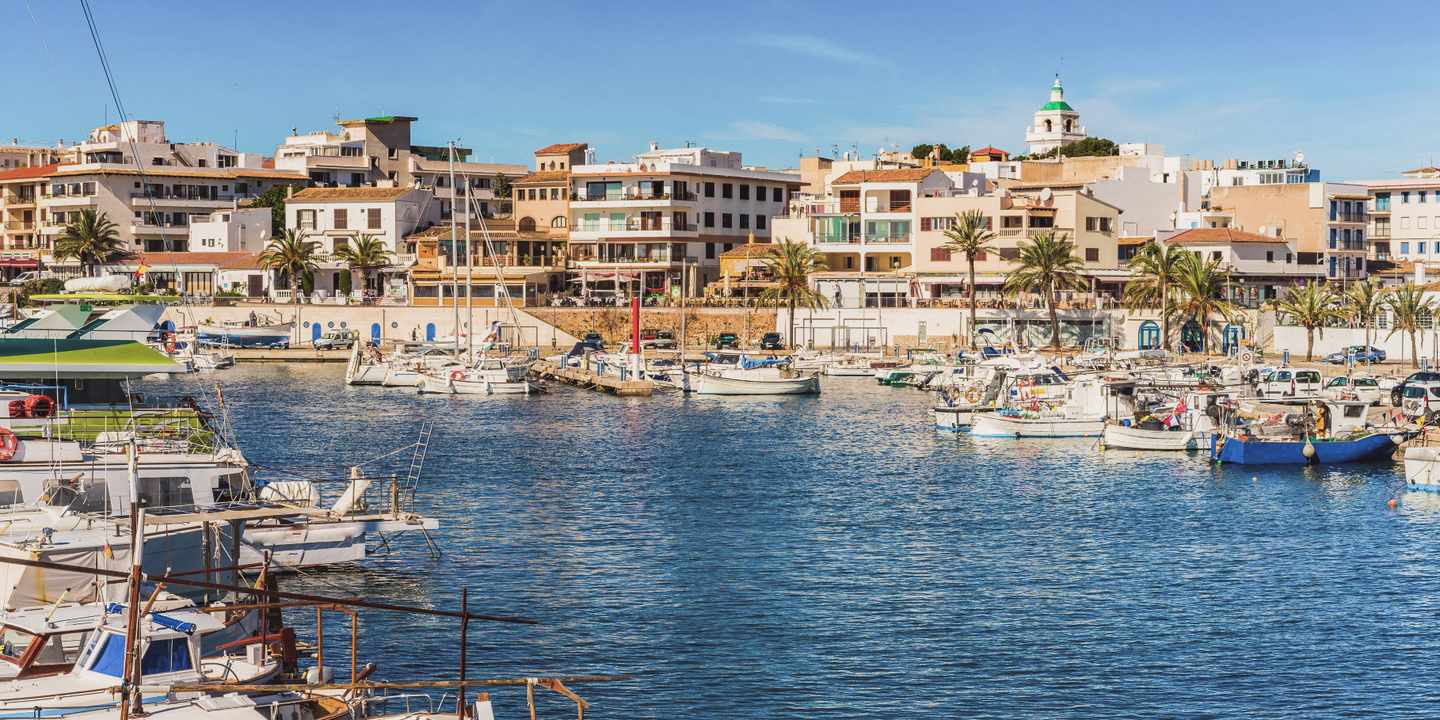 spanien-mallorca-cala-ratjada-hafen-g-920634314.jpg