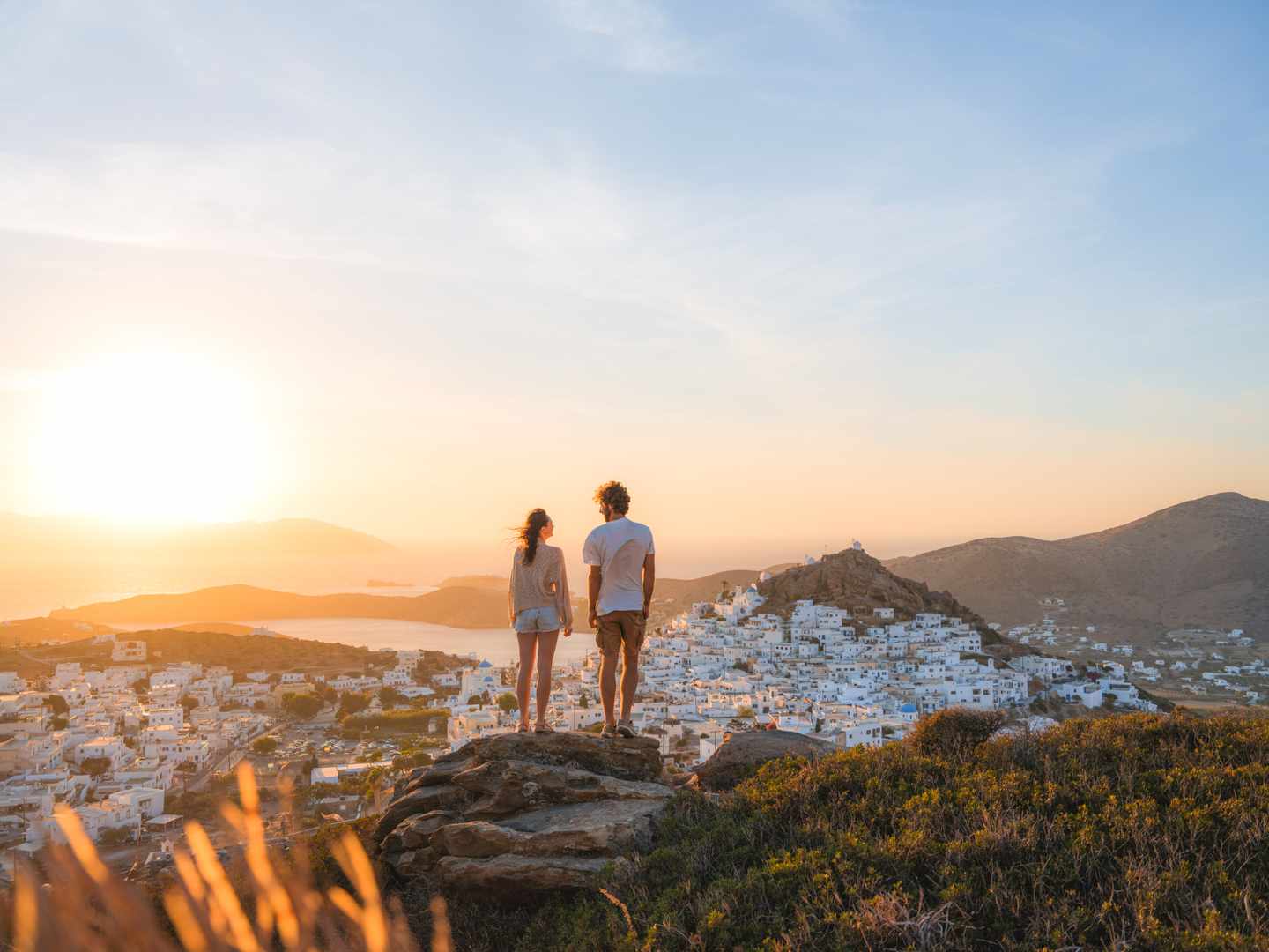 griechenland-santorini-insel-sonnenuntergang-paar-ausblick-romantik-g-2208914744.jpg
