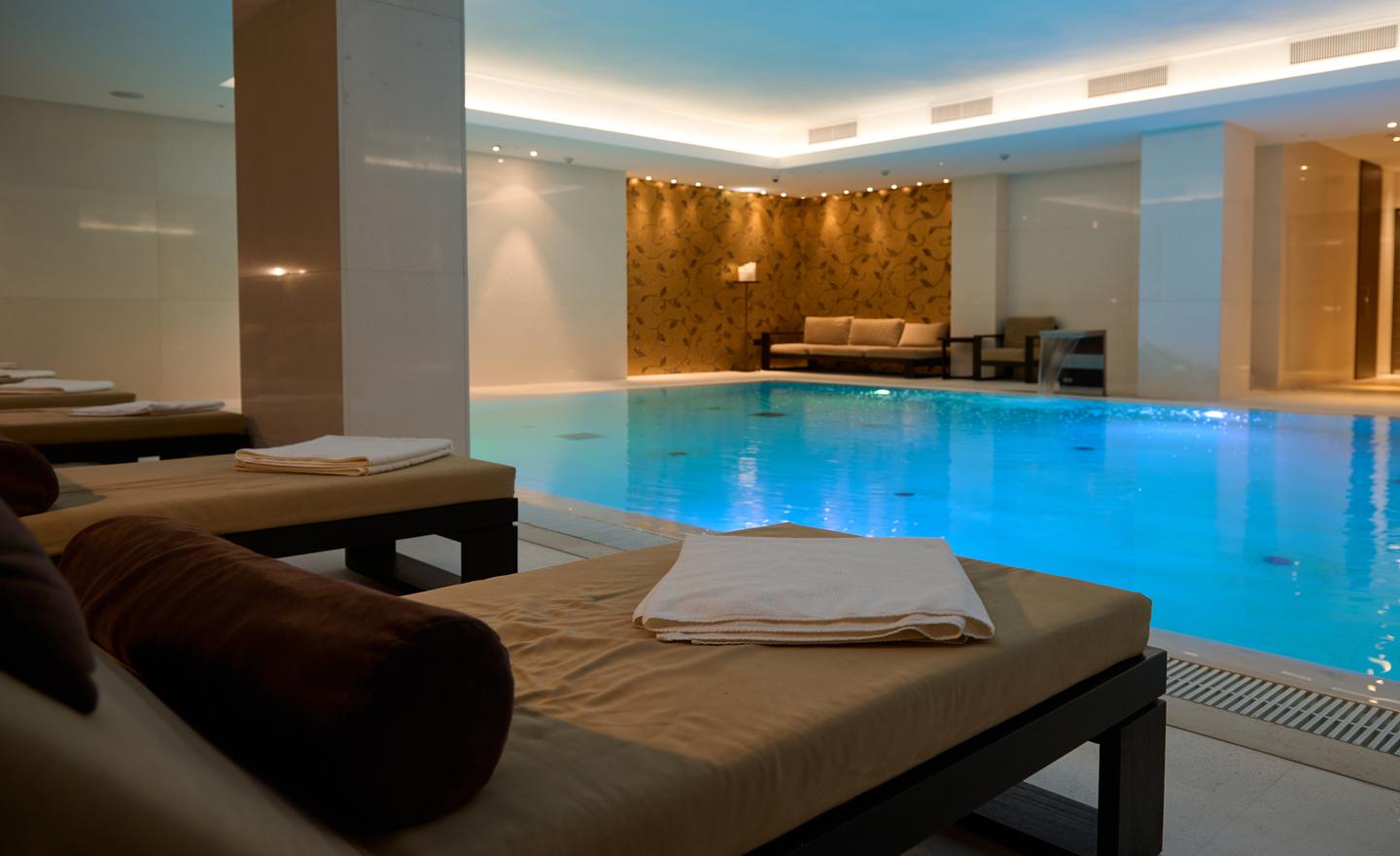 pool-liegen-loungebereich-spa-wellness-resort-g-1360856624.jpg