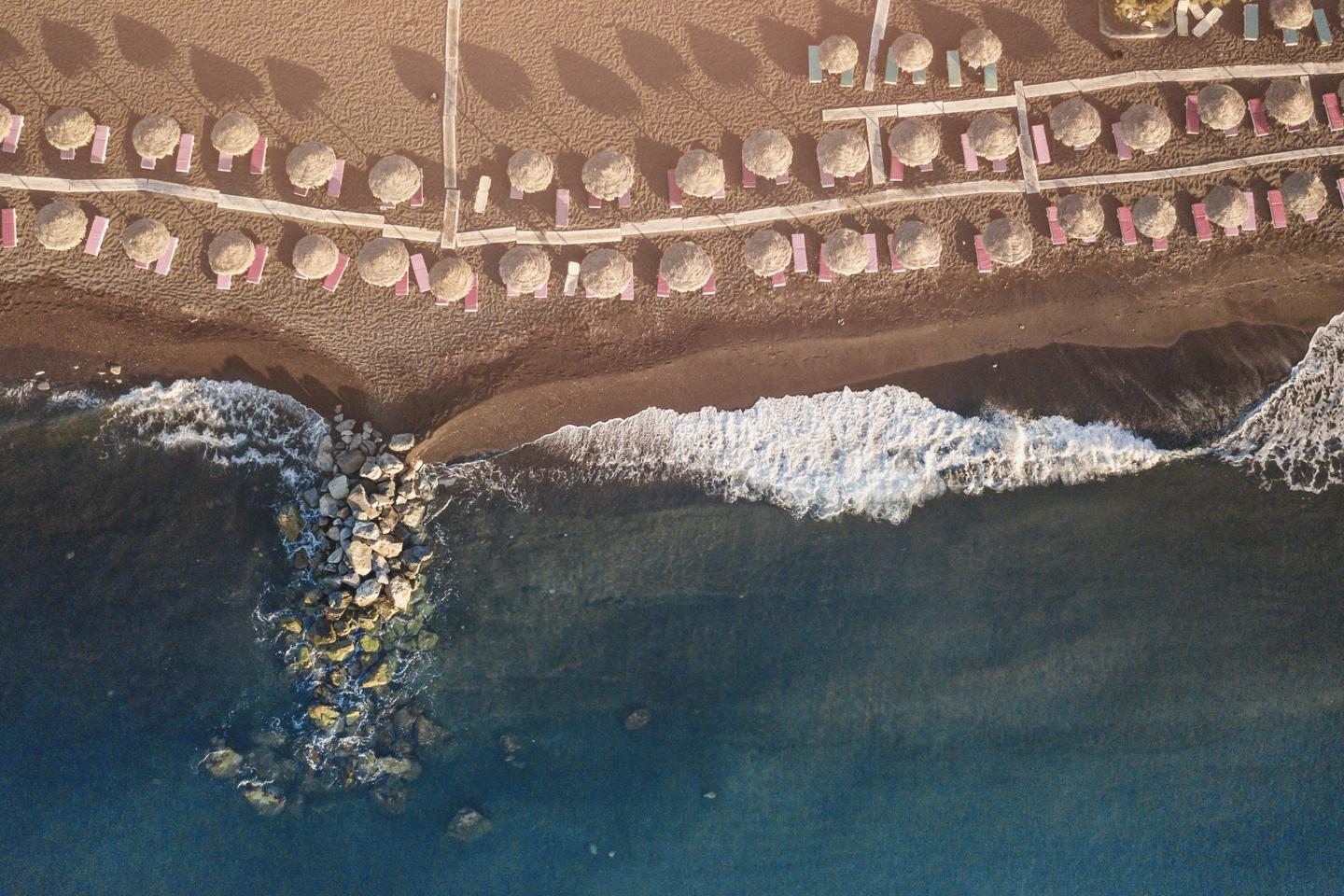 griechenland-santorini-perissa-strand-g-931194204.jpeg
