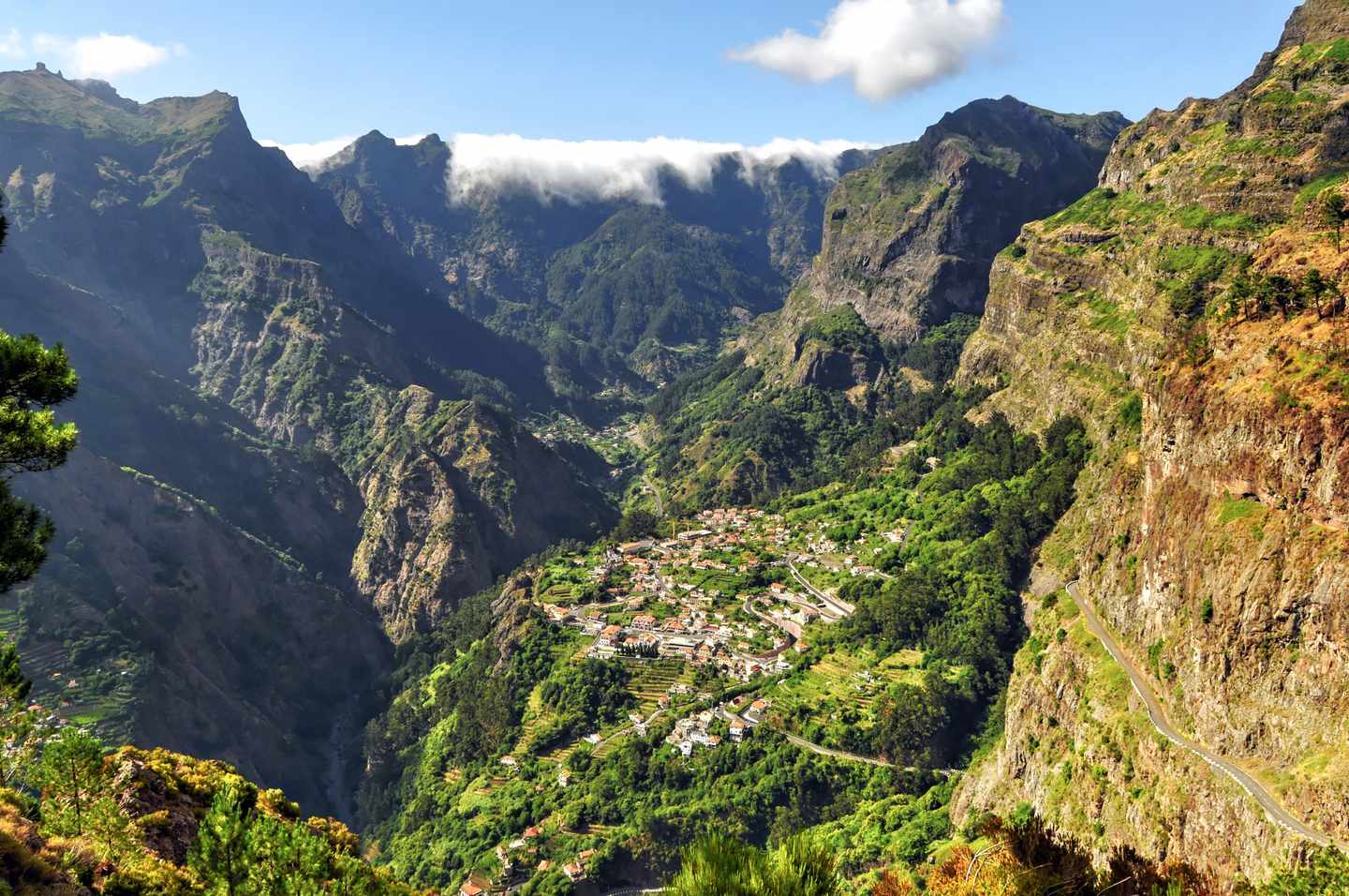 portugal-madeira-curral-das-freiras-blick-auf-das-dorf-g-929708960.jpg