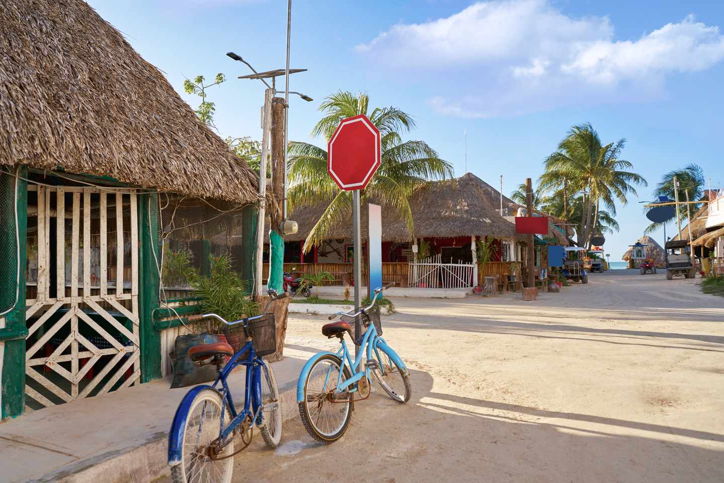 mexiko-yucatan-holbox-city-g-913442532.jpg