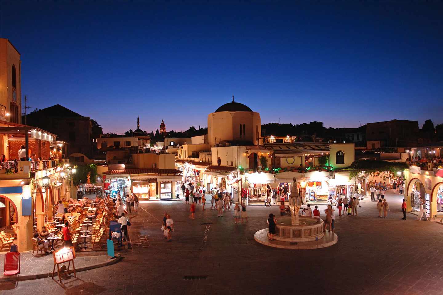 griechenland-rhodos-stadt-bei-nacht-g-157187584.jpg