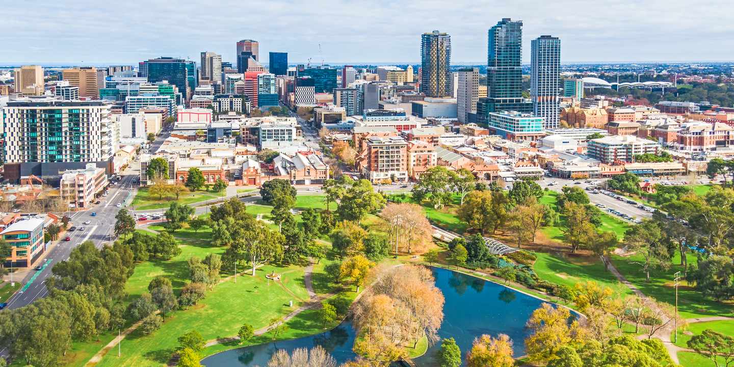 blt55bc7c9634720cc8-australien-adelaide-explorers-way-g-1402298911.jpg Adelaide Skyline mit Rymill Park im Vordergrund – Startpunkt des Explorers Way in Südaustralien