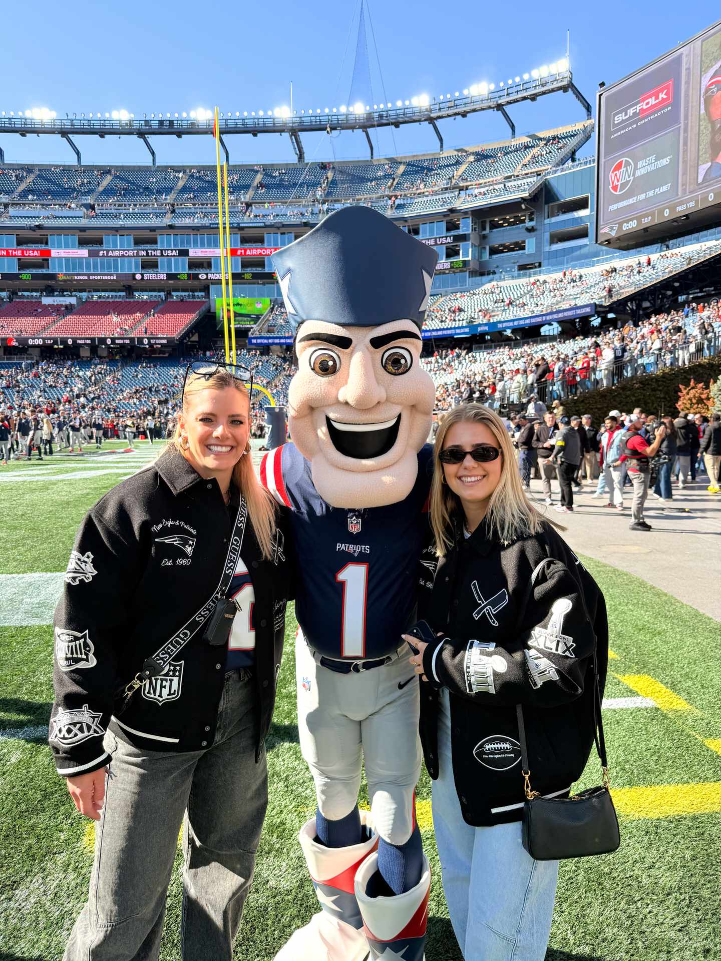 blt3967ac1389f77ddb-nfl-patriots-IMG_8110.jpg Fans der Patriots mit Maskottchen