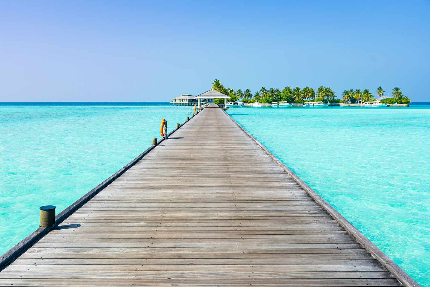 malediven-schnorcheln-langer-holzsteg-ueber-klarem-wasser-am-ari-atoll-g-1190693050.jpg