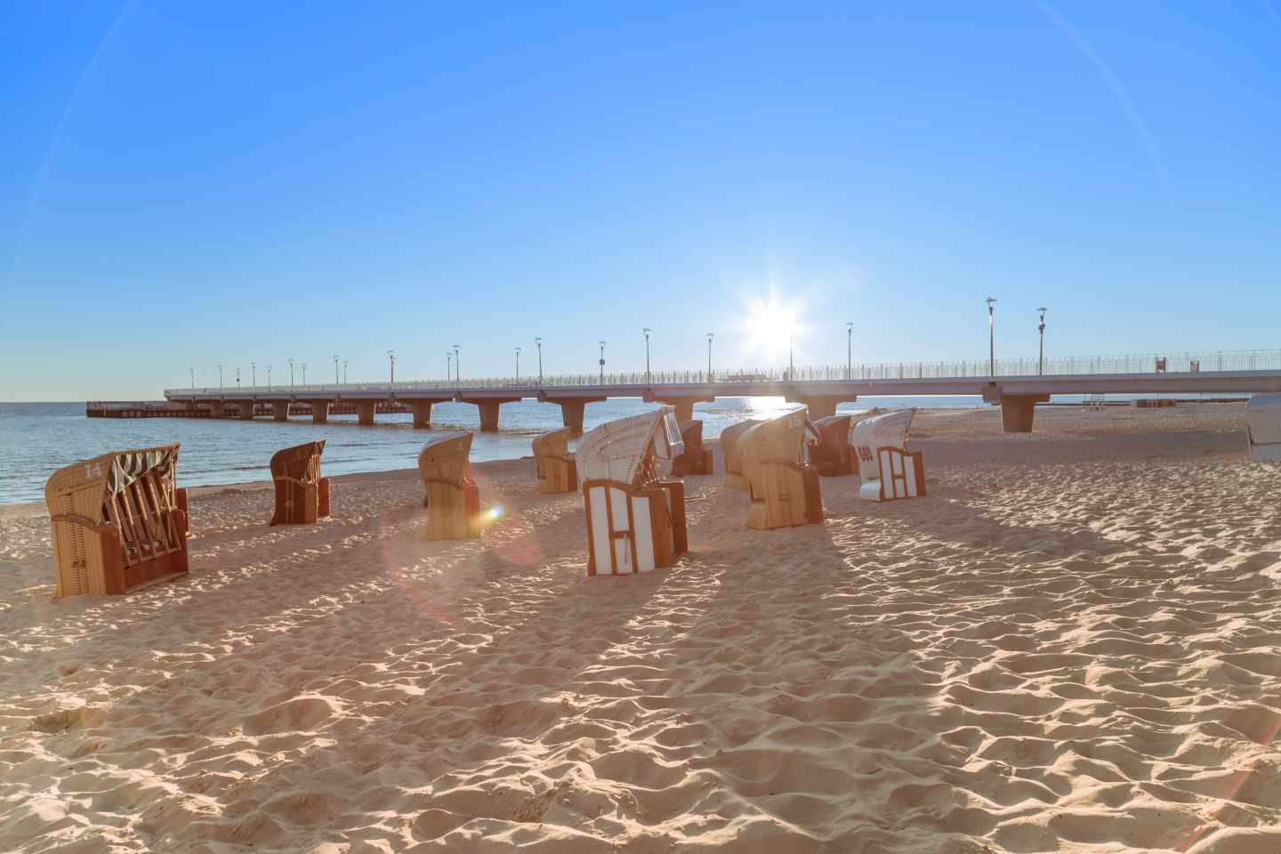 polen-kolberg-strand-mit-sonnenuntergang-g-609707498.jpg