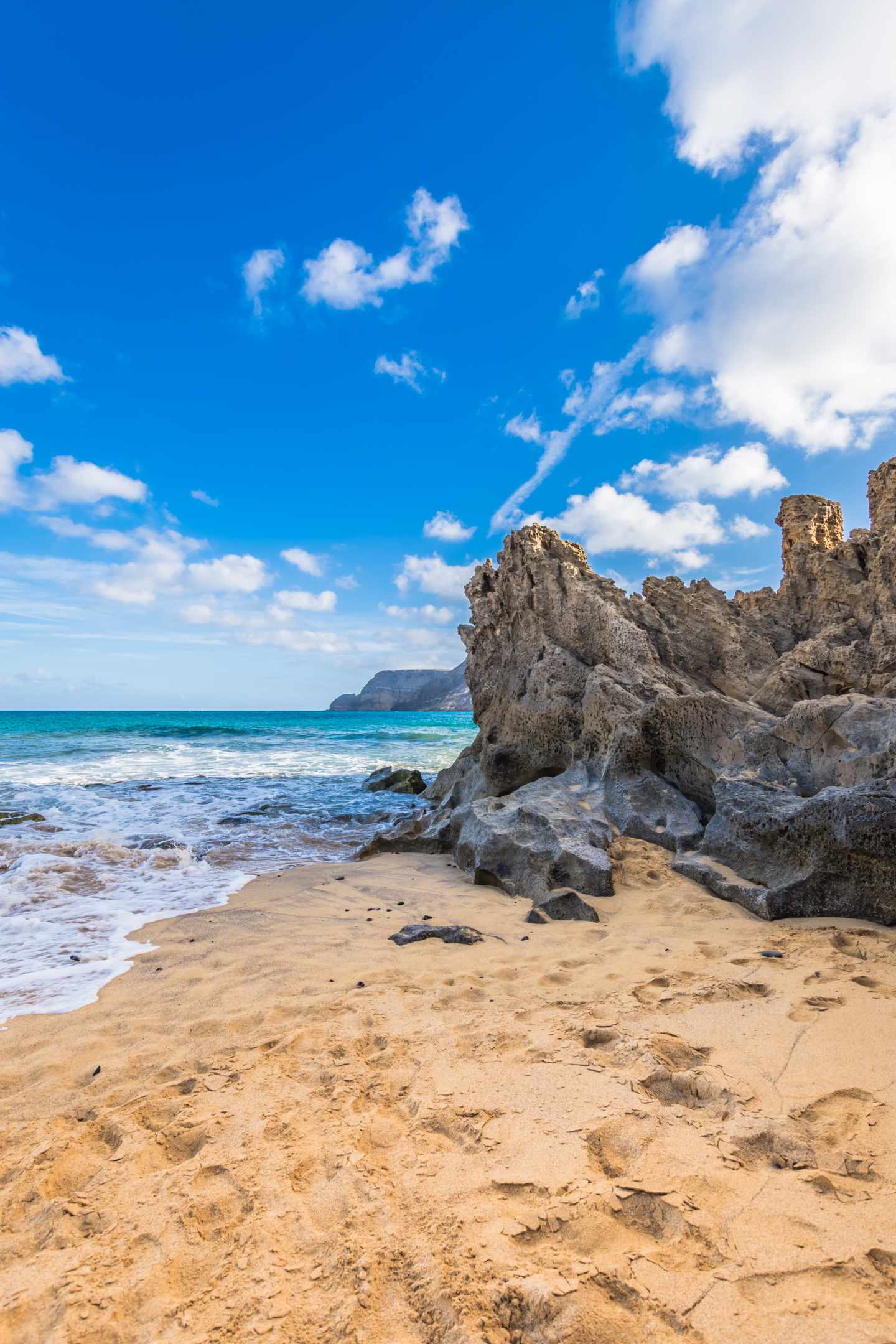 GettyImages-1185023808.jpg Porto Santo Urlaub: Felsen am Strand