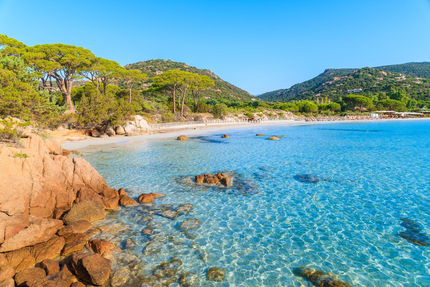 frankreich-korsika-palombaggia-strand-kristallklares-wasser-g-649070922.jpg
