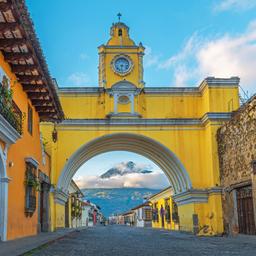 guatemala-antigua-gelber-bogen-agua-vulkan-g-888374842.jpg
