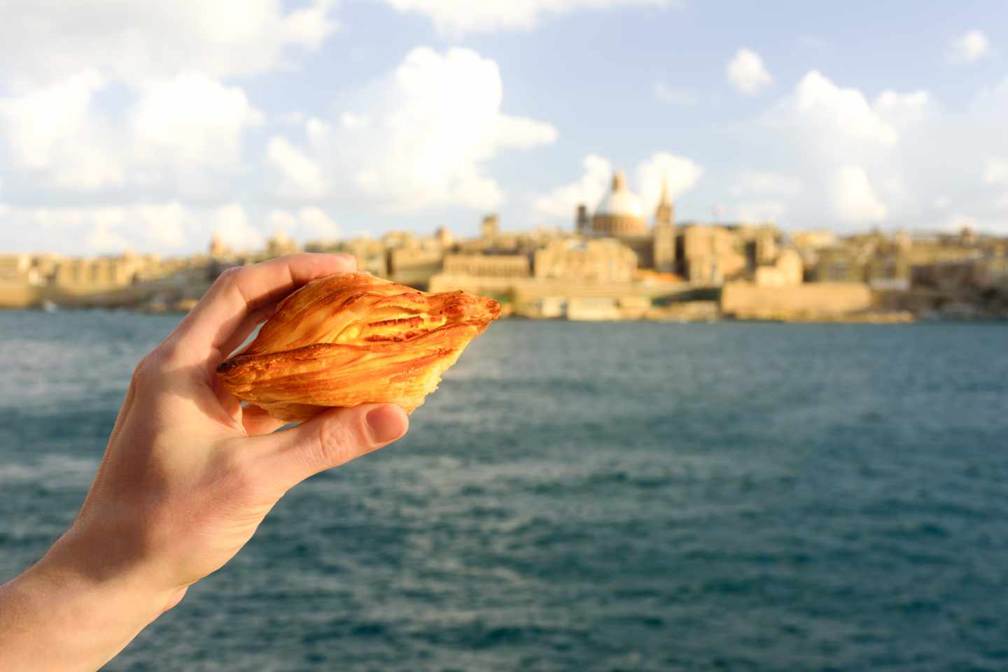 Malta-traditionelles-maltesisches-Gebäck-Pastizzi-g-1131107986.jpg