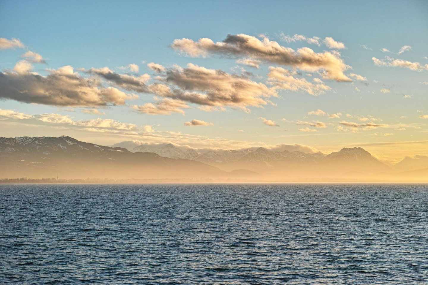 deutschland-baden-württemberg-bodensee-blick-ueber-den-see-auf-die-alpen-g-463180103.jpg