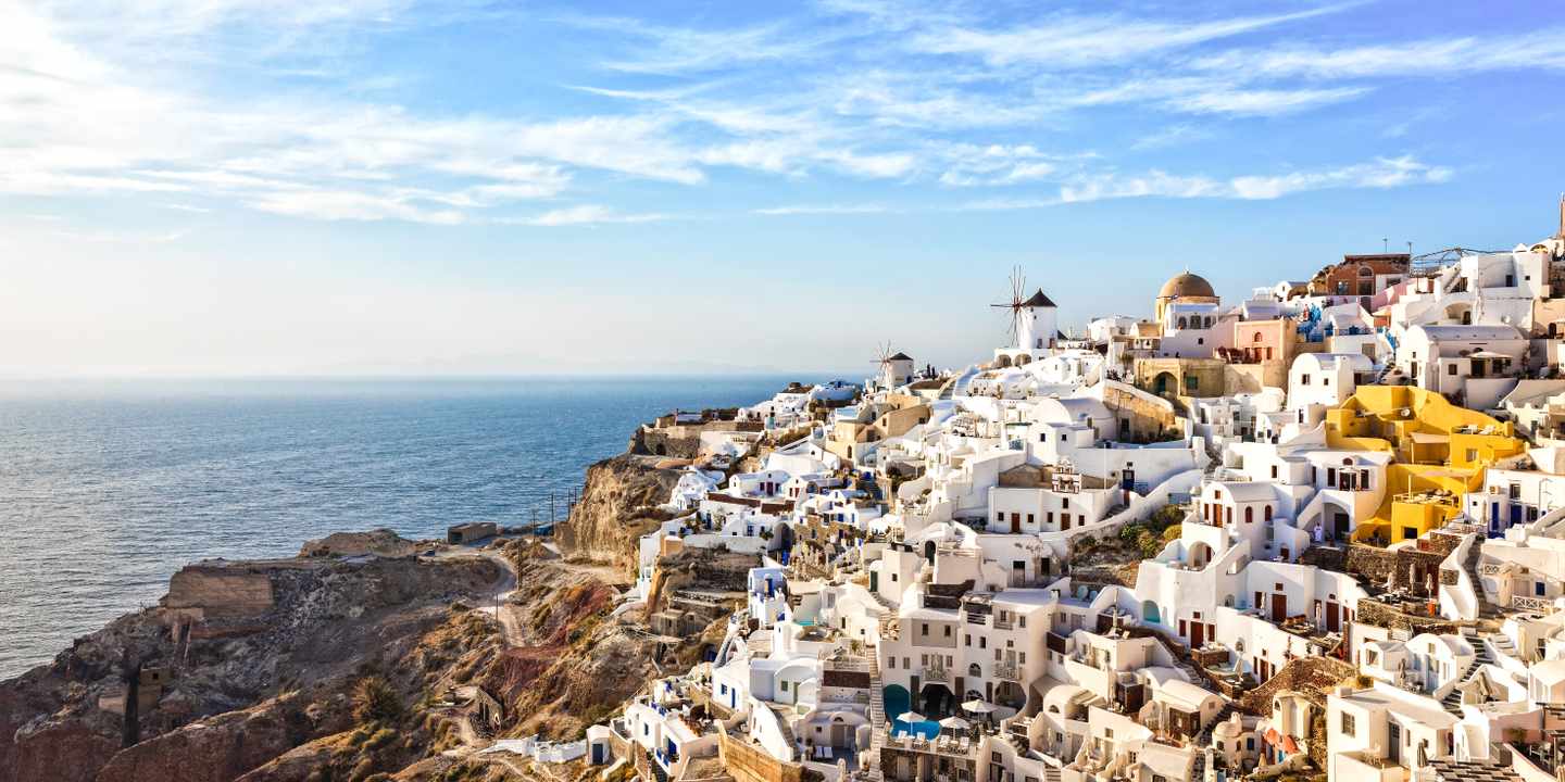 griechenland-santorini-oia-kirche-windmuehle-g-968240286.jpg
