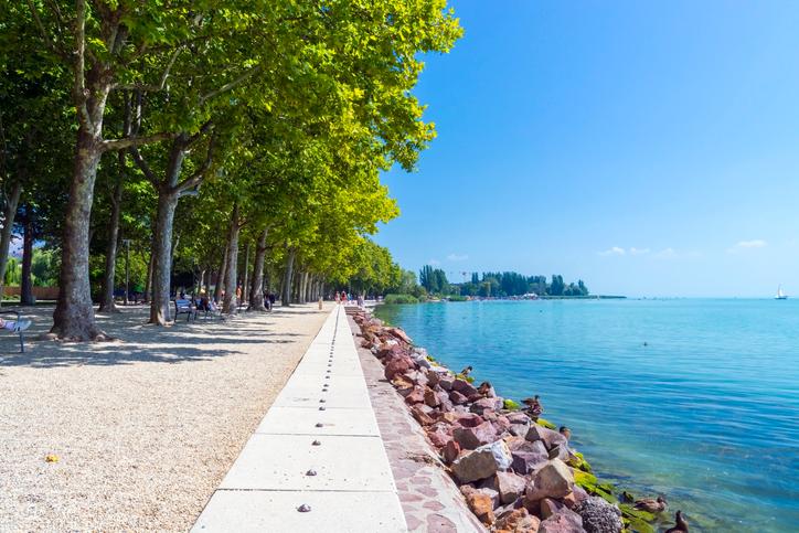 ungarn-balatonfuered-plattensee-promenade-492965710.jpg