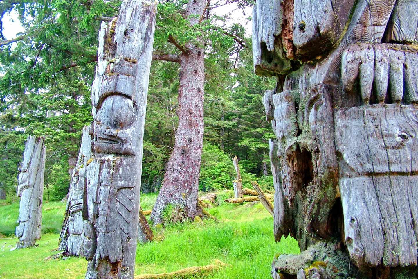 kanada-british-columbia-haida-gwaii-totem-g-803866036.jpg