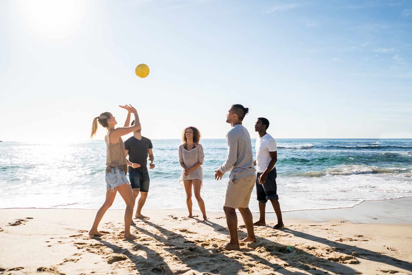 tuerkei-tuerkische-riviera-side-gruppe-von-menschen-spielen-beach-volleyball-g-505692948.jpg