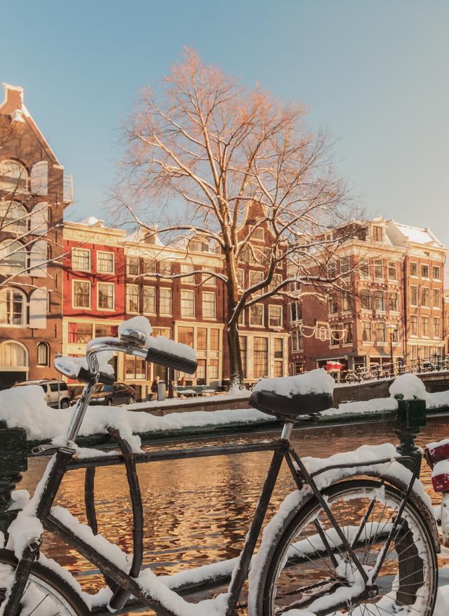 Winter in Amsterdam Winter in the City - Städtereisen im Winter Amsterdam Brücke Schnee