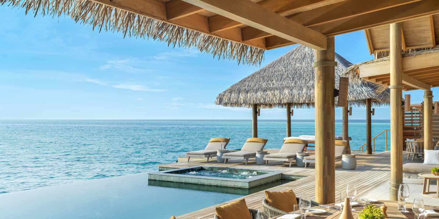 malediven-baa-atoll-vakkaru-maldives-liegen-am-pool-h-vakkaru-maldives-DER1358428.jpg