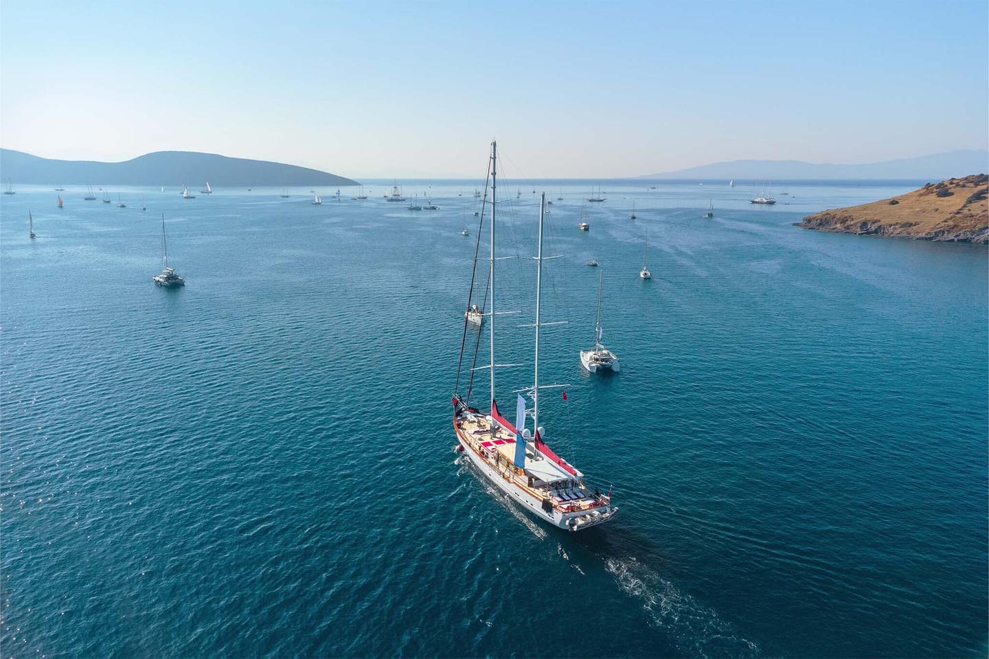 luxus-shopping-istanbul-luftaufnahme-einer-weissen-yacht-die-den-hafen-von-vodrum-tuerkei-durchquert-g-1399701992.jpg