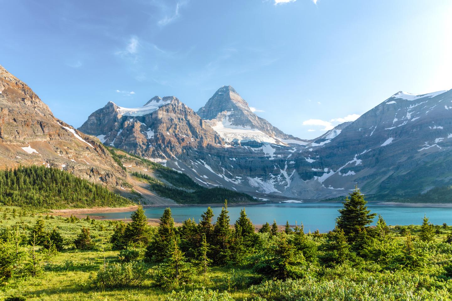 Mount Assiniboine mit Bergsee Nadelwald und schneebedeckten Gipfeln im Mount Assiniboine Provincial Park
