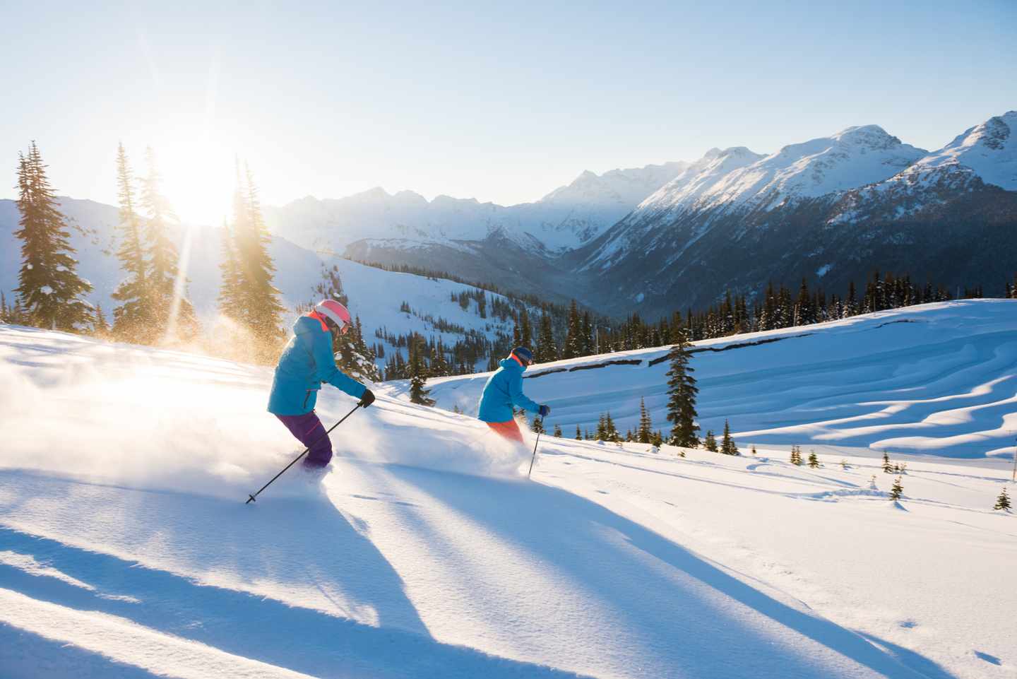 skifahren-frau-und-mann-in-schneebedeckten-bergen-g-637078978.jpg