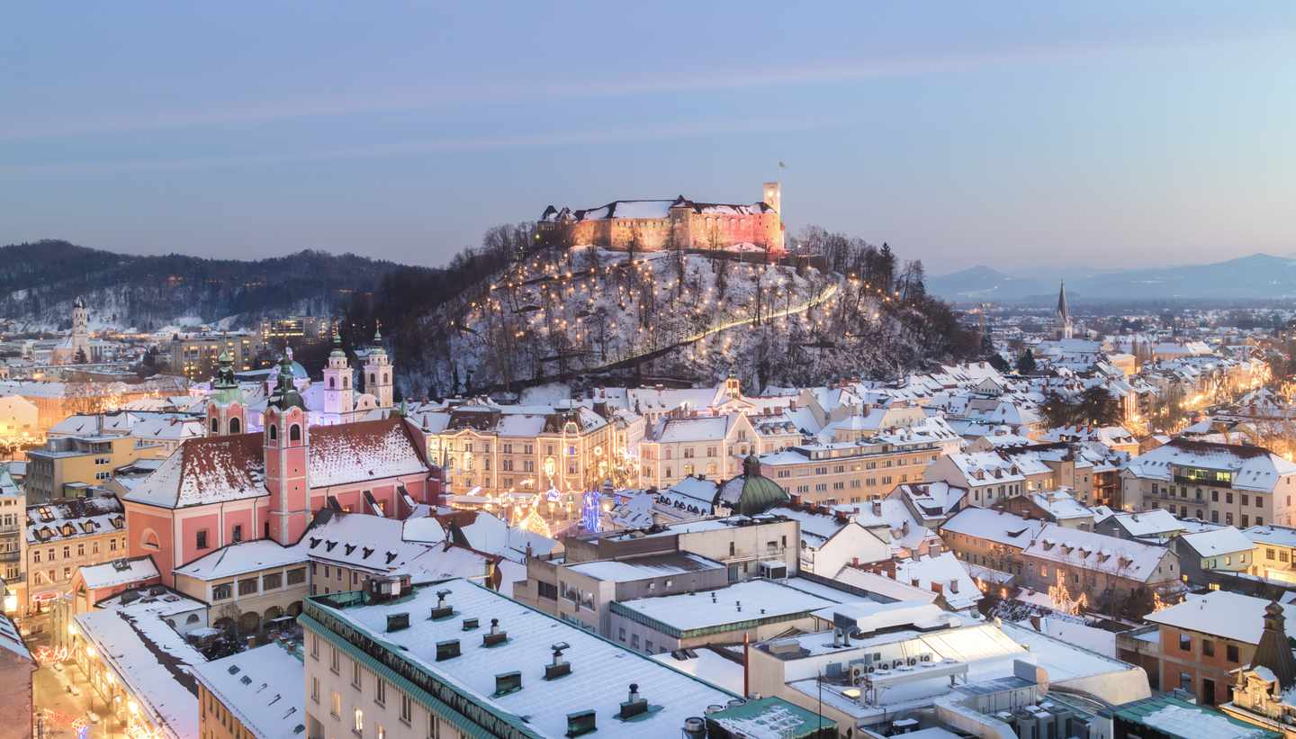 slowenien-ljublijana-panoramablick-winter-daecher-g-531172959.jpg