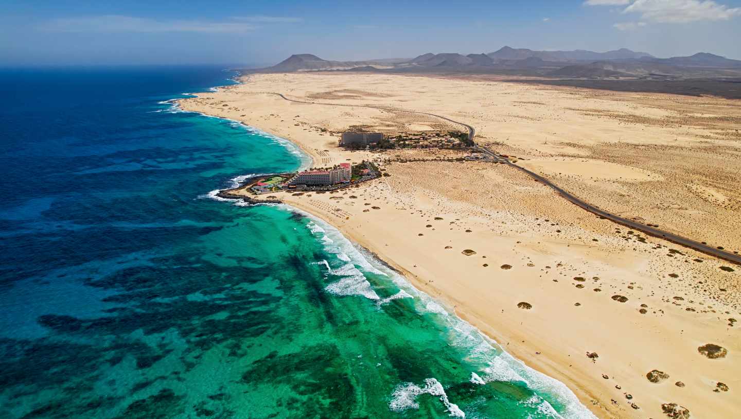 Kanaren-riesiger-Sandstrand-Hotels-fuerteventura-g-2171012790.jpg