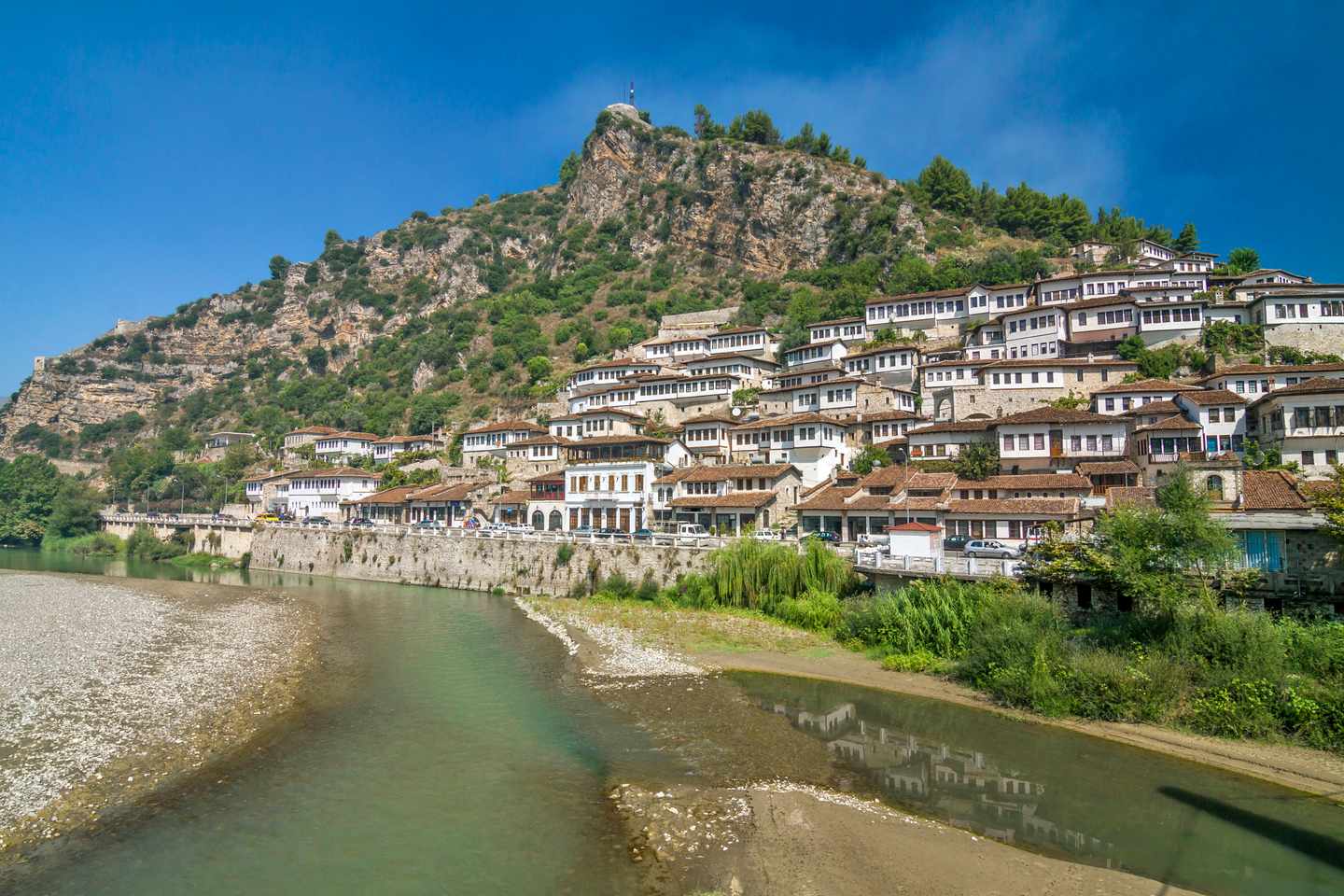 albanien-osmanische-haeuser-in-berat-g-892353976.jpg