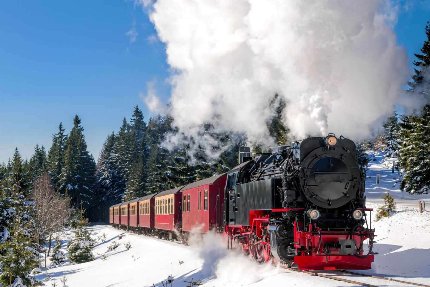 deutschland-broken-berg-dampflock-im-schnee-g-922777974.jpg