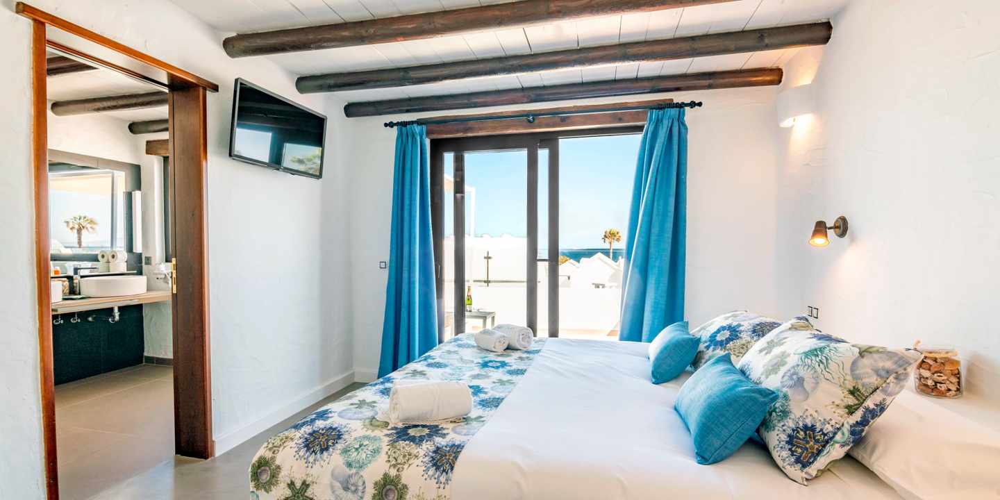 blt6d22a0e38eb3b21c-spanien_kanaren_Lanzarote_kamezi-boutique_villas_schlafzimmer_DER1397769.jpg Schlafen wie ein König im Kamezi Boutique Villas auf Lanzarote