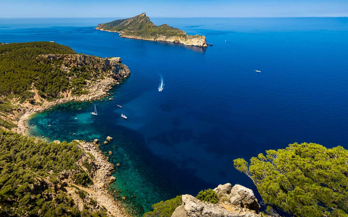 spanien-mallorca-bucht-cala-en-basset-sant-elm-insel-sa-dragonera-berg-puig-de-aucells-klippen-kueste-panorama-g-1407632185.jpg