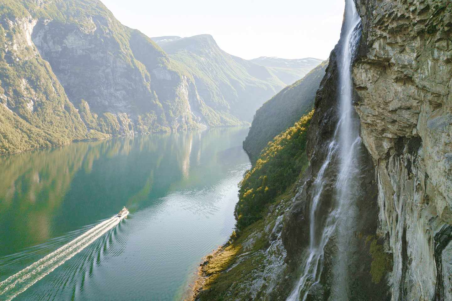 norwegen-seven-sisters-wasserfall-luftaufnahme-eines-kreuzfahrtschiffes-g-1427611874.jpg