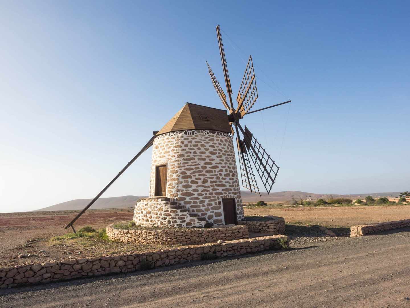 spanien-inselhopping-kanaren-fuerteventura-windmuehle-seitlich-g-576906004.jpg