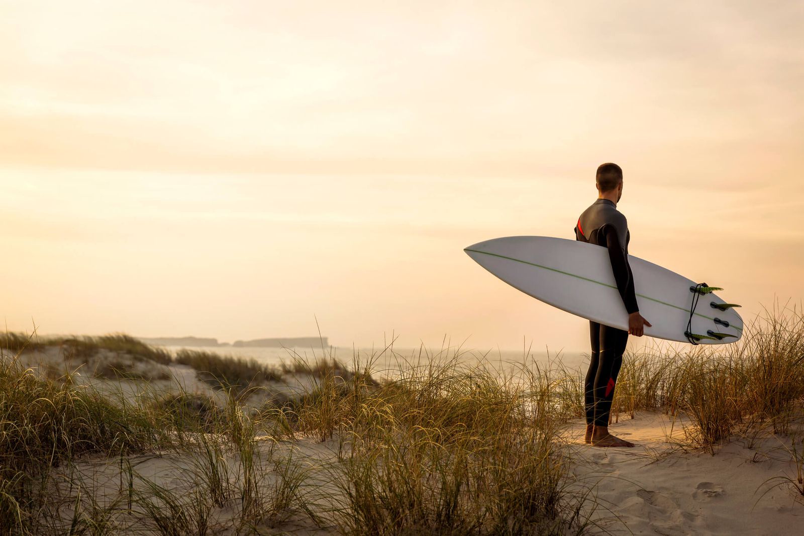 Surfen in Portugal: Mann mit Surfbrett