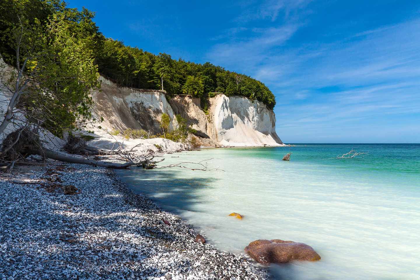 deutschland-ruegen-ostseekueste-und-kreidefelsen-g-615738092.jpg