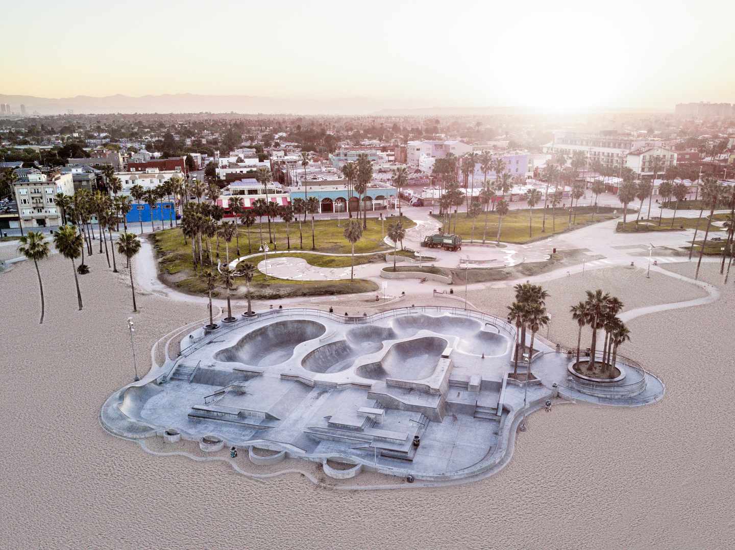usa-kalifornien-sehenswuerdigkeiten-los-angeles-skate-park-in-venice-beach-g-674470498.jpg