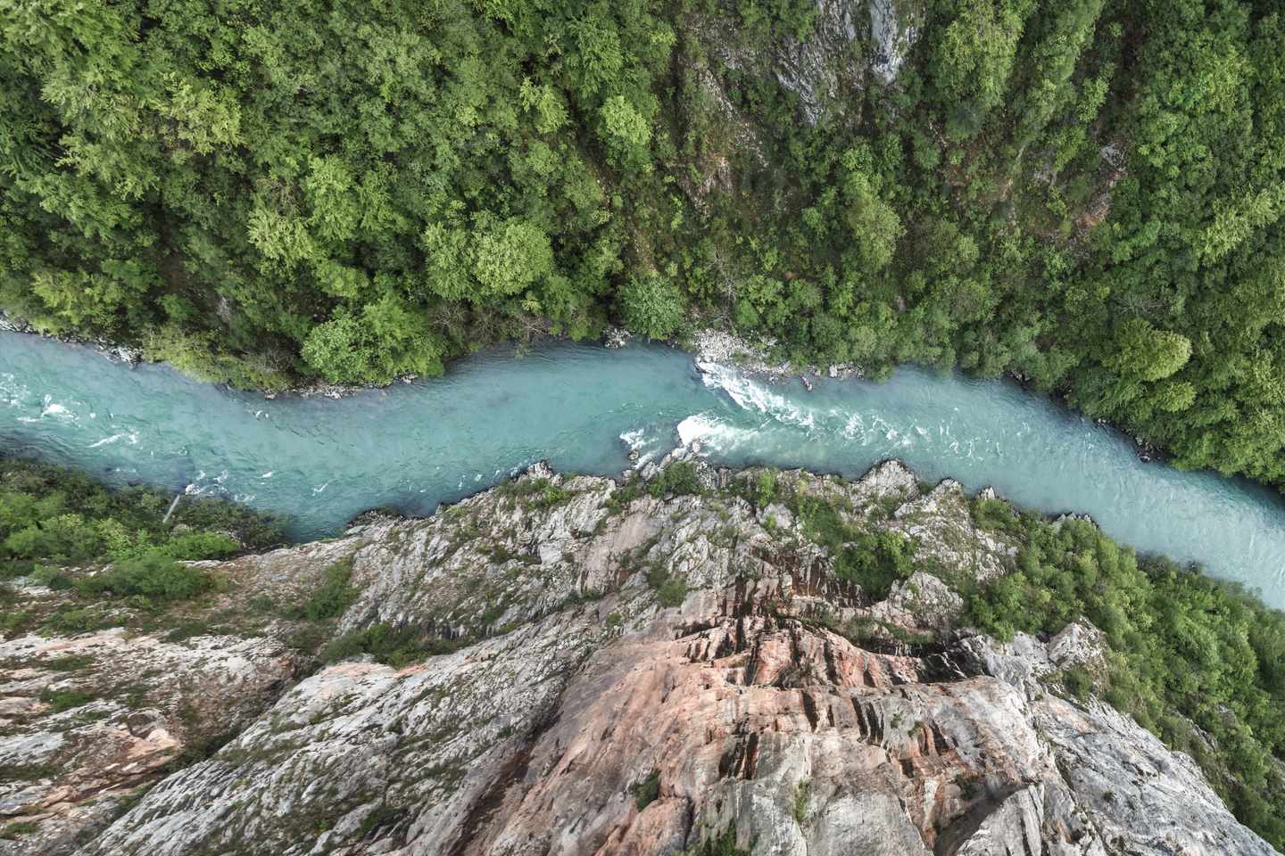 montenegro-ara-canyon-mit-fluss-g-532554122_bearbeitet.jpg