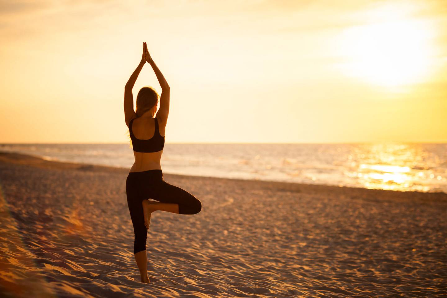 wellnessurlaub-yoga-strand-t-483725514.jpg