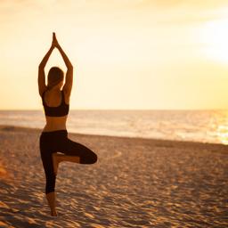 wellnessurlaub-yoga-strand-t-483725514.jpg