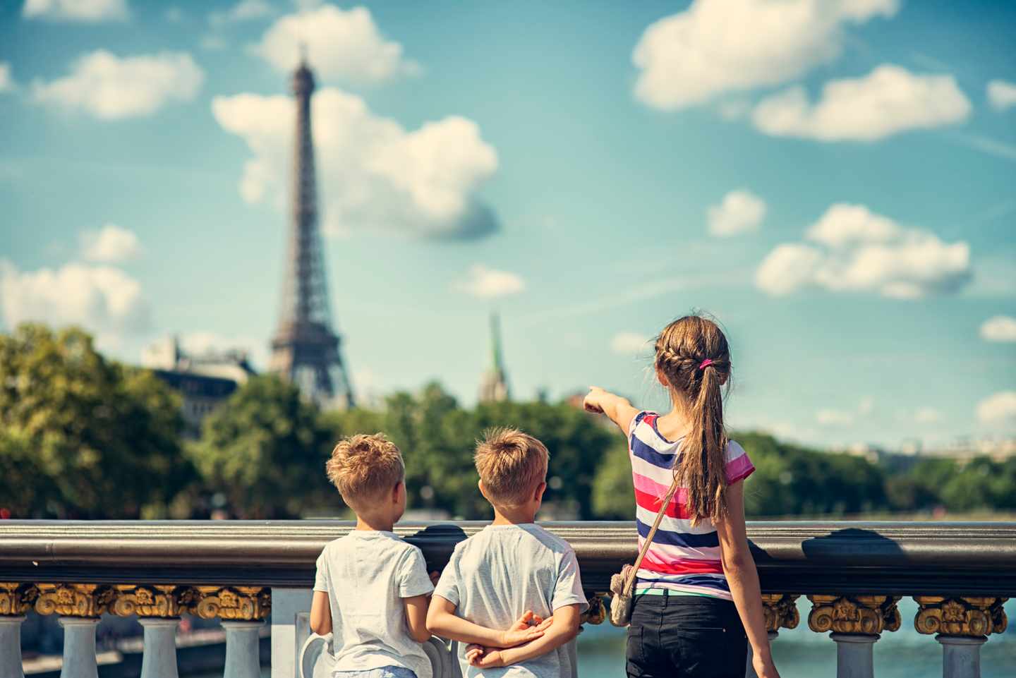 frankreich-paris-kinder-eifelturm-g-674753640.jpg