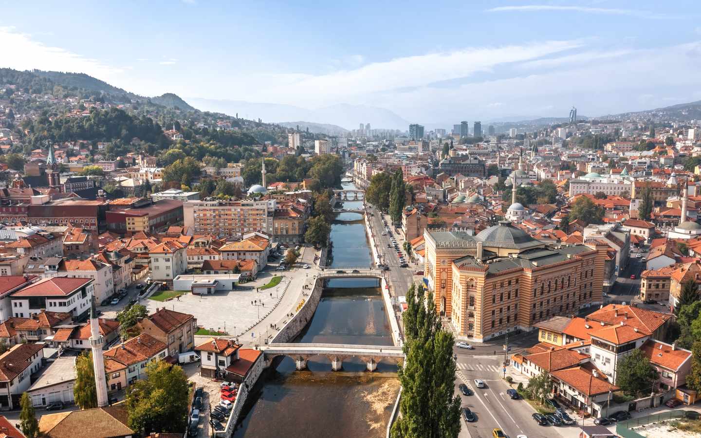 bosnien-und-herzegowina-sarajevo-luftaufnahme-innenstadt-g-1904071970.jpg